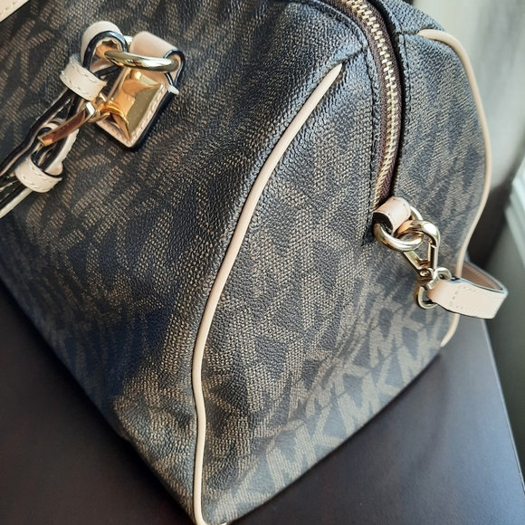 Michael Kors Crossbody Handbag - Picture 5 of 8